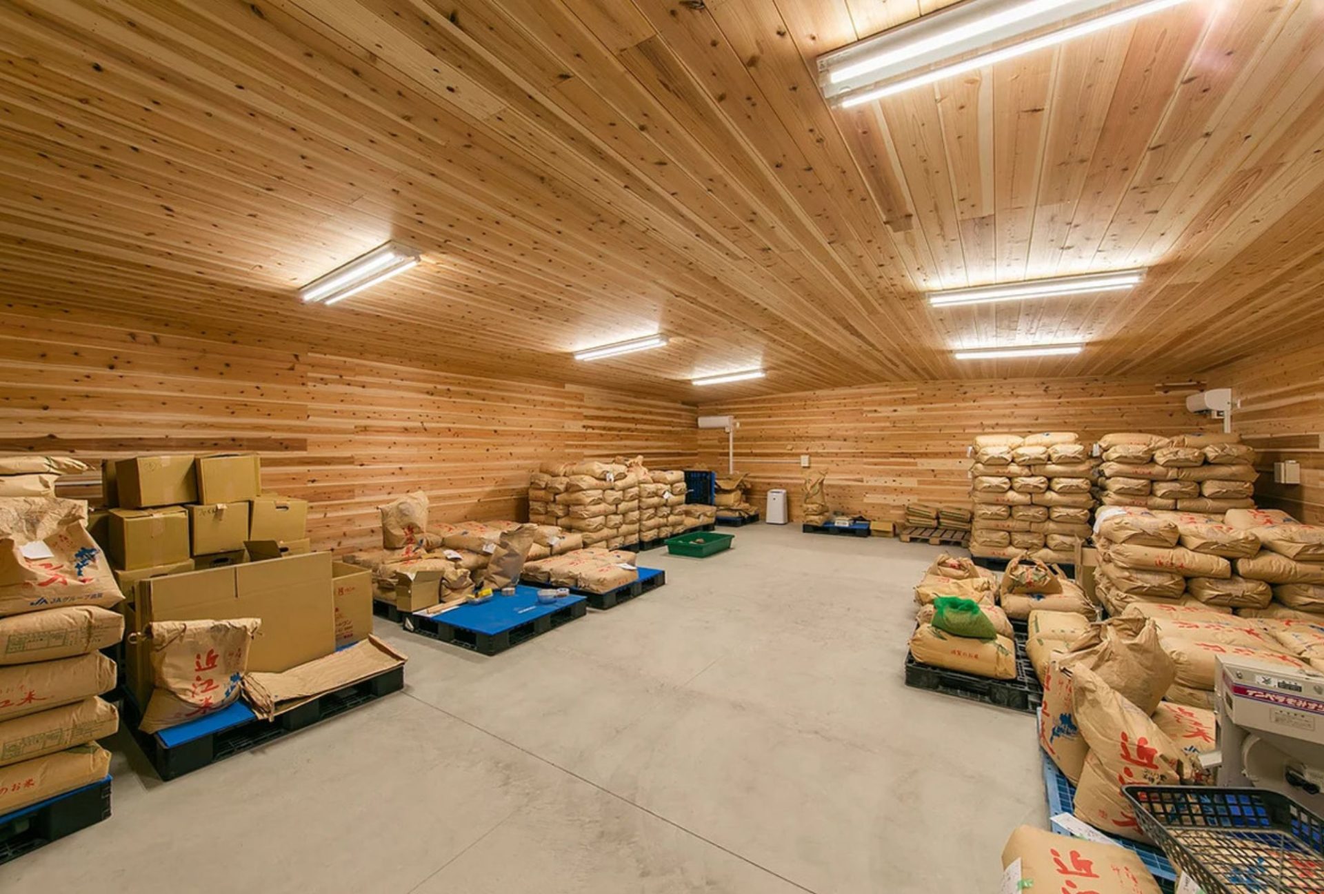 従来倉庫の電気代を約70％削減